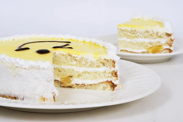 Жовтий торт на тарілці на світлому фоні — стокове фото