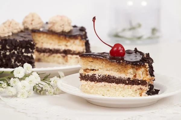 Torta su piatto su tavolo su fondo chiaro — Foto Stock