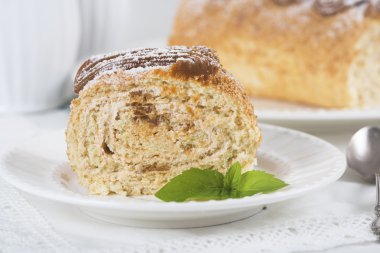 Yoğunlaştırılmış süt ile bisküvi rulo 