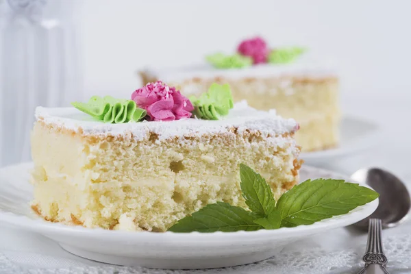 Torta di biscotti sul piatto sul tavolo su sfondo chiaro — Foto Stock