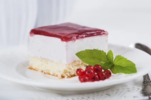 Pastel de soufflé de leche (leche de ave) con grosella fresca — Foto de Stock