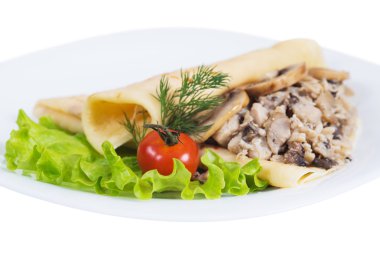 Et ve plaka üzerinde mantarlı krep