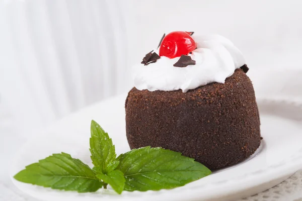 Édes csokoládétorta "Burgonya" egy tányérra, szelektív összpontosít — Stock Fotó