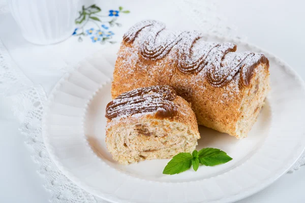 Rollo de galletas con leche condensada, enfoque selectivo — Foto de Stock