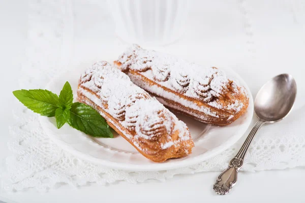 테이블에 접시에 eclairs — 스톡 사진