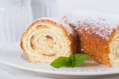 Reçel ile bisküvi rulo 