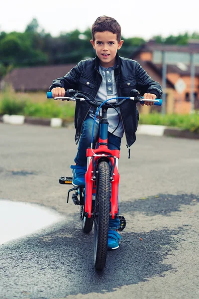 Schattige jongen met een fiets — Stockfoto