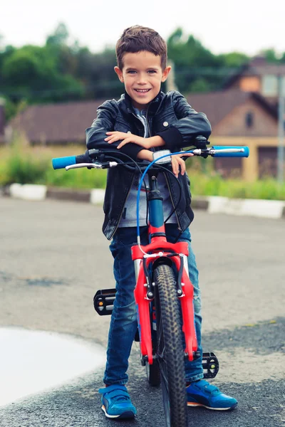 Schattige jongen met een fiets — Stockfoto