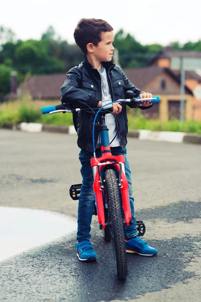 Schattige jongen met een fiets — Stockfoto