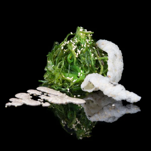 Салат из кунжута с рисовыми чипсами — стоковое фото