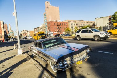 eski cadillac otoparklar New York'ta sokakta krom