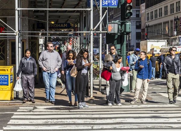 Personas cerca de Wall Street en Manhattan cruzan la calle en blanco t —  Fotos de Stock