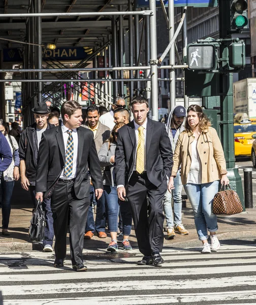 Menschen in der Nähe der Wall Street in Manhattan überqueren die Straße in weißer T — Stockfoto