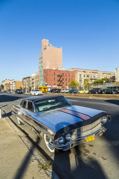 Régi króm cadillac parkolók az utcán a New York-i — Stock Fotó