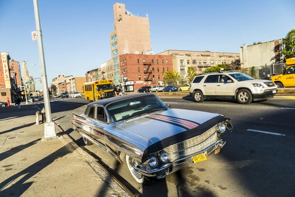 Oude chrome cadillac parkeerplaatsen op straat in New York — Stockfoto
