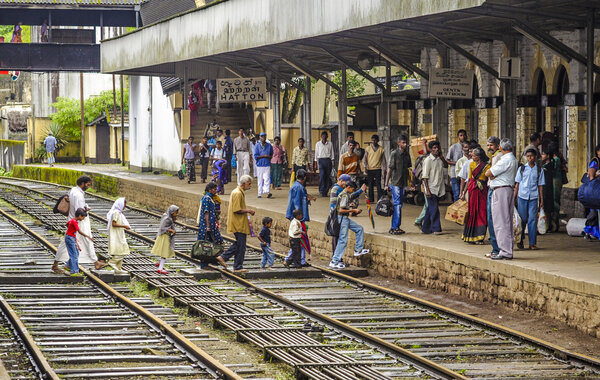 люди на станции Хаттон, катаясь на живописной горной трассе
