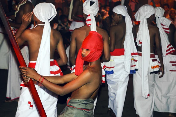 Männer mit Fackeln nehmen am Fest pera hera teil — Stockfoto