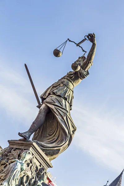 Standbeeld van Vrouwe Justitia in frankfurt, Duitsland — Stockfoto