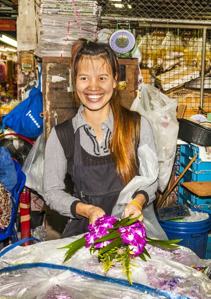 Las mujeres venden orquídeas frescas en el mercado de flores —  Fotos de Stock