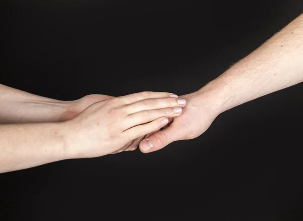 Ruce dva lidé jemně dotýkat — Stock fotografie
