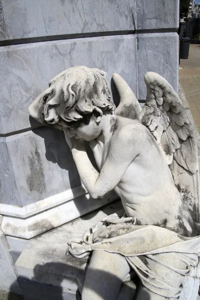 Angel staty på kyrkogården recoleta, buenos aires — Stockfoto