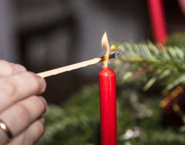 Relâmpago as velas na árvore de Natal — Fotografia de Stock