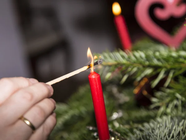 Bliksem van de kaarsen op de kerstboom — Stockfoto