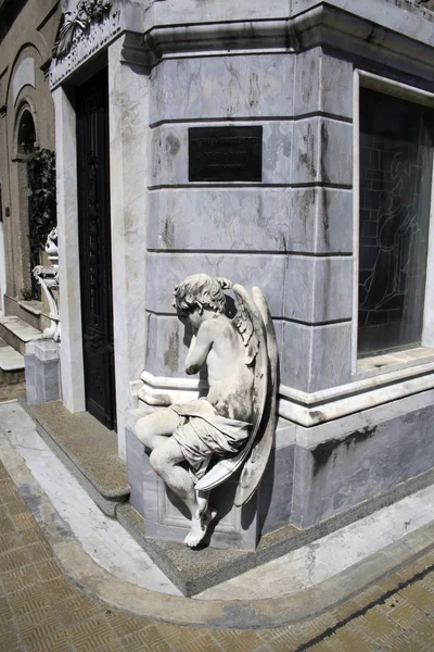 Engel standbeeld in recoleta cemetery in buenos aires — Stockfoto