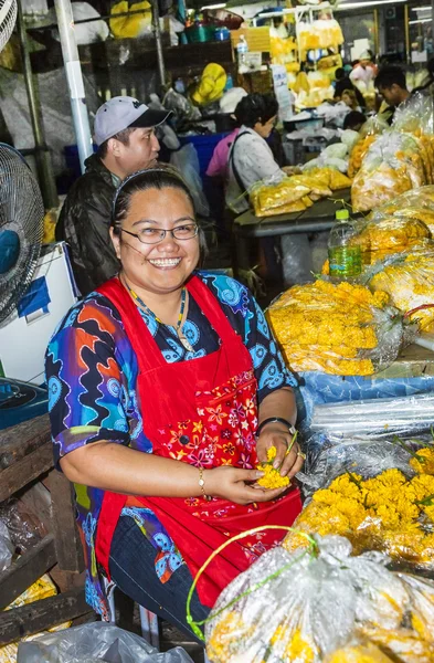 Ženy prodávající čerstvé květiny na ranním trhu Pak Khlong Tha — Stock fotografie