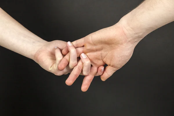 Par i kärlek hand i hand — Stockfoto