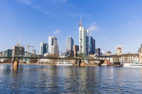 Famous Eiserner steg with love locks over the river Main — Stock Photo, Image