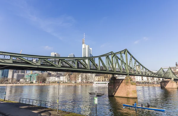 Roddbåt på berömda Eiserner steg i Frankfurt, Tyskland — Stockfoto