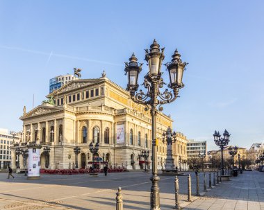 De Frankfurt am Main sabahın erken saatlerinde eski Opera Binası