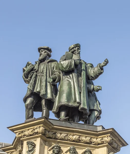Памятник Иоганну Гутенбергу на южном Росмаркте во Фре — стоковое фото