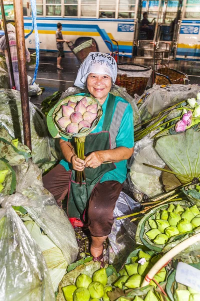 Femme non identifiée vend des fleurs dans la rue — Photo