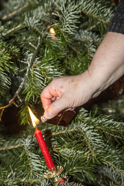 Молния свечи у рождественской елки — стоковое фото