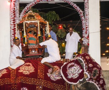 insanlar festivale katılmak için elefant hazırlamak Per