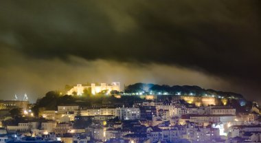 Lisbon, görünüme kale castel sao jorge tarafından gece