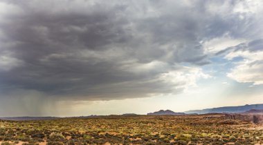 Fırtına ve kasırga yaklaşıyor ile dramatik gökyüzü