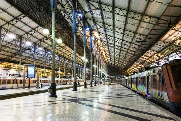 Lisbon, Portekiz-geceleri Rossio tren istasyonu — Stok fotoğraf