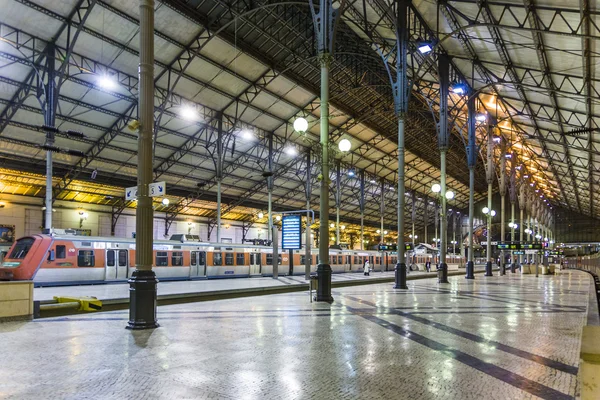 Het Rossio Station door de nacht in Lissabon, Portugal — Stockfoto