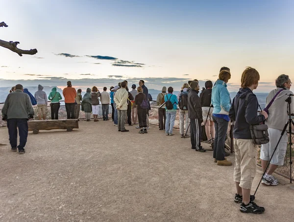 La gente espera el primer sol en el punto Bryce en el Bryce Ca —  Fotos de Stock