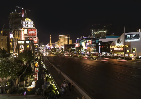 Met het oog op de Strip in Las Vegas door de nacht met auto's op straat — Stockfoto