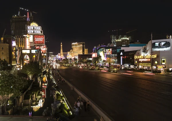 Blick auf den Streifen in las vegas bei Nacht mit Autos auf der Straße — Stockfoto