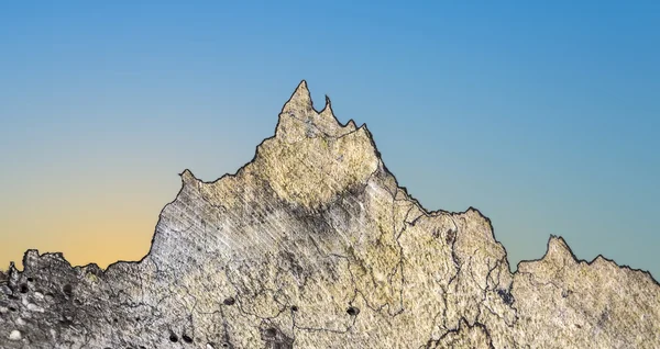 Old wood stem wit sky gives an impressiobn of a mountain range — Stock Photo, Image