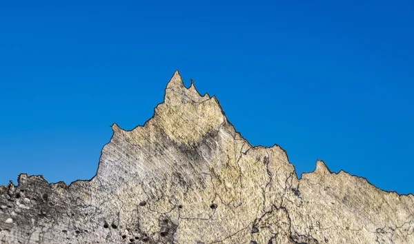 Vecchio gambo di legno con il cielo dà un'impressione di una catena montuosa — Foto Stock