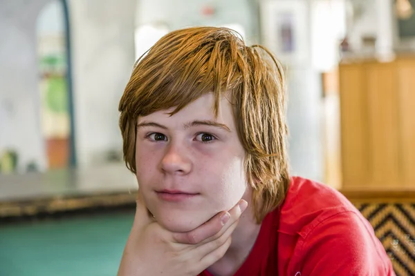 Junge im Teenageralter mit langen roten Haaren — Stockfoto