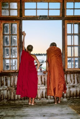 manastırdaki iki keşiş Inle Gölü pencereden bakmak