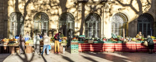 Miejscowi ludzie kupić świeże warzywa i owoce na rynku lokalnym — Zdjęcie stockowe