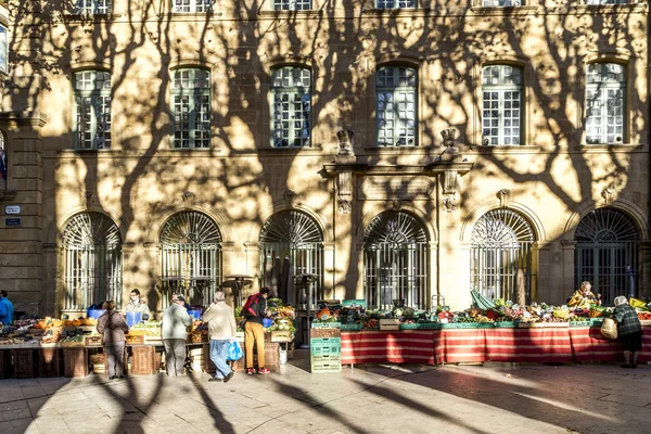 Local people buy fresh vegetables and fruits at the local market — Stock Photo, Image